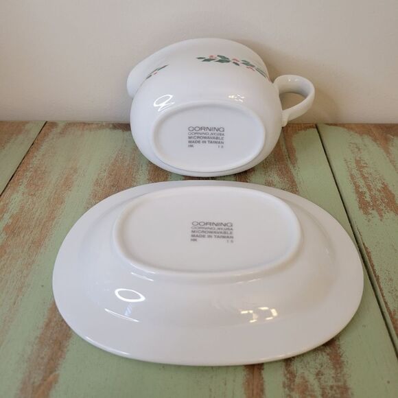New in Box Vintage Corelle Winter Holly Ceramic Gravy Boat with Underplate - Picture 7 of 16